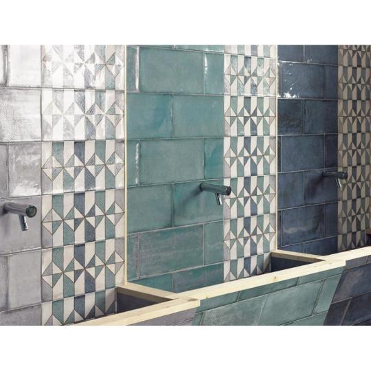 turkiz zold mintas csempe mediterran fenyes design furdo furdoszoba.JPG